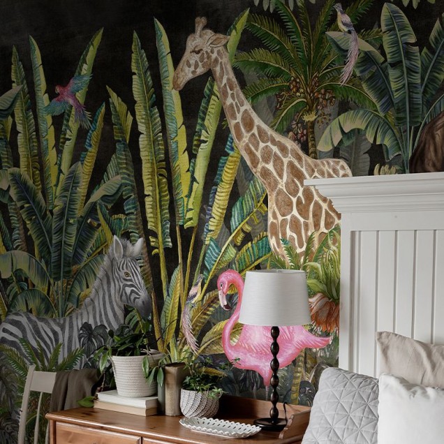 Tapet Jungleful (dark) cu design exotic - flamingo roz, zebra elegant și fundal întunecat.