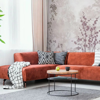 Fototapet floral personalizat într-un living modern