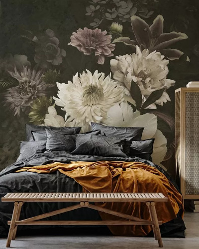 Wallpaper floral cu flori albe si fond verde, cu un design elegant, pentru a crea o atmosfera rafinata in dormitor.