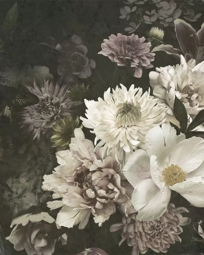 Wallpaper floral cu flori albe si fond verde, cu un design elegant, pentru a crea o atmosfera rafinata in dormitor.