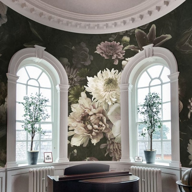 Wallpaper floral cu flori albe si fond verde, cu un design elegant, pentru a crea o atmosfera rafinata in dormitor.