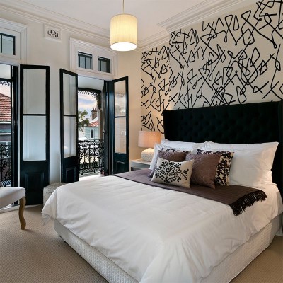 Tapet cu design modern, cu motive grafice negre pe un fundal alb, perfect pentru un dormitor, living sau sală de mese.