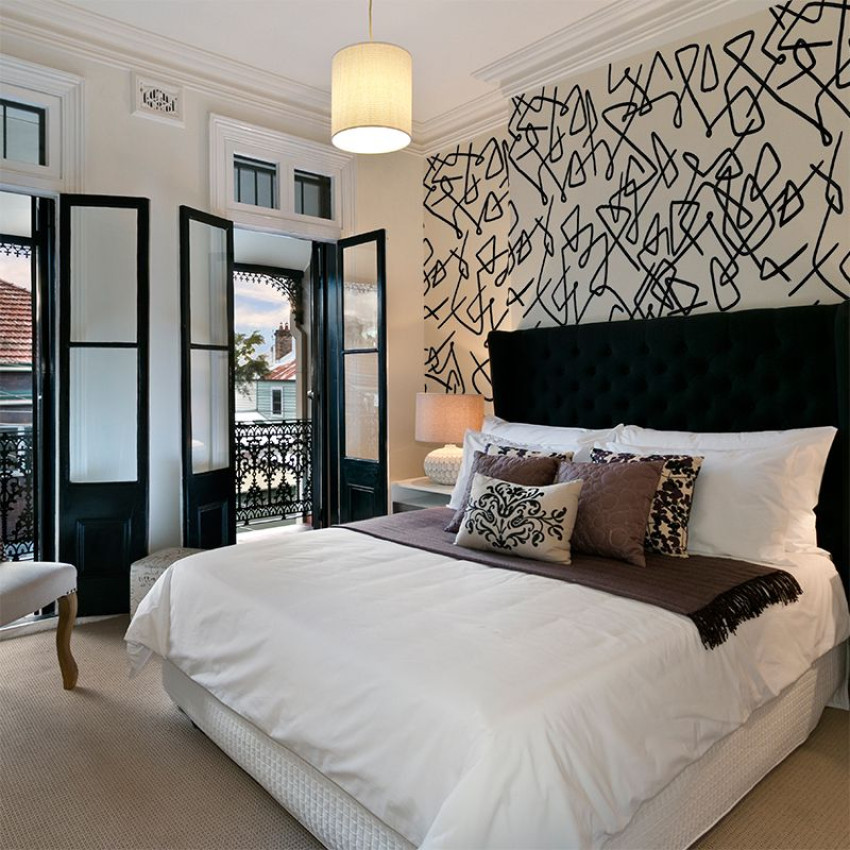 Tapet cu design modern, cu motive grafice negre pe un fundal alb, perfect pentru un dormitor, living sau sală de mese.