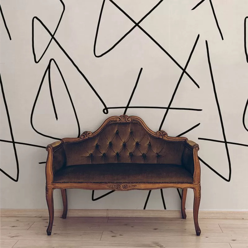 Tapet cu design modern, cu motive grafice negre pe un fundal alb, perfect pentru un dormitor, living sau sală de mese.