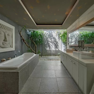 Tapet Stars Olive Classic - baie modernă cu cadă, stele aurii și plante verzi