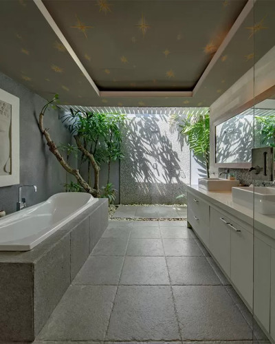 Tapet Stars Olive Classic - baie modernă cu cadă, stele aurii și plante verzi