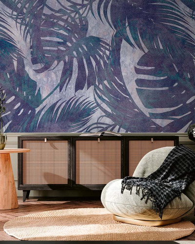 Tapet cu design modern Leaves Original Violet, cu frunze tropicale în nuanțe de violet și verde