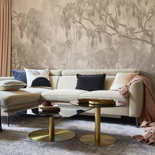 Fototapet cu design floral și arbori sepia într-un interior modern