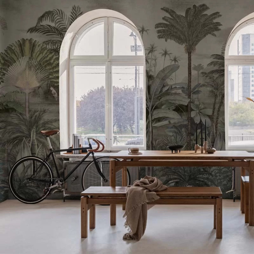 Tapet Cythera cu design exotic, cu palmieri impunatori, in culori neutre, perfect pentru living, dormitor sau baie.