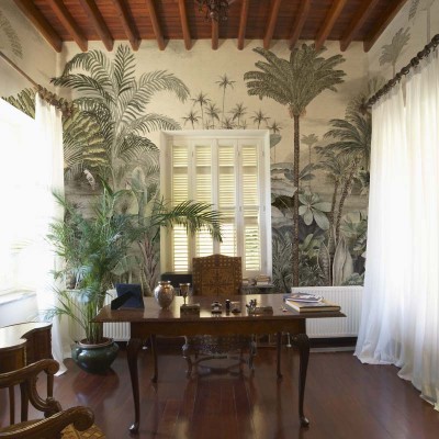 Tapet cu peisaj tropical luxuriant într-un birou elegant