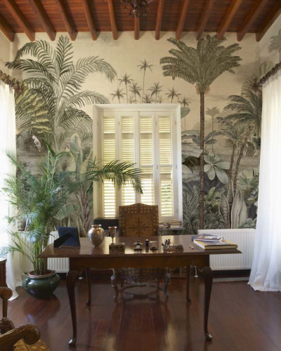 Tapet cu peisaj tropical luxuriant într-un birou elegant