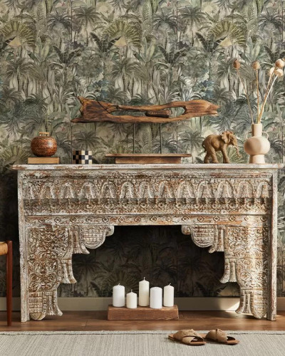 Tapet Cythera cu design exotic, cu palmieri impunatori, in culori neutre, perfect pentru living, dormitor sau baie.