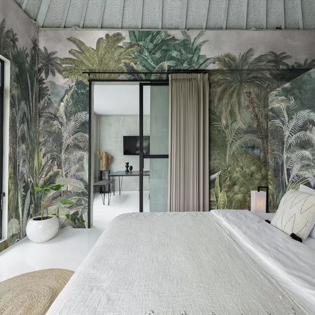 Tapet cu design tropical luxuriant, cu palmieri si plante tropicale, ideal pentru a crea o atmosfera vibranta si relaxanta.