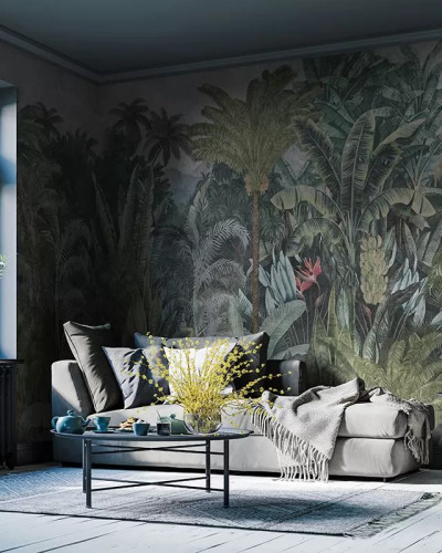 Tapet cu design tropical luxuriant, cu palmieri si plante tropicale, ideal pentru a crea o atmosfera vibranta si relaxanta.