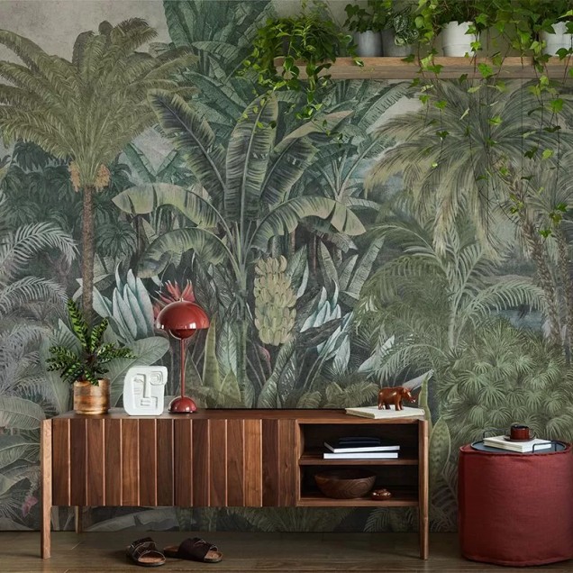 Tapet cu design tropical luxuriant, cu palmieri si plante tropicale, ideal pentru a crea o atmosfera vibranta si relaxanta.