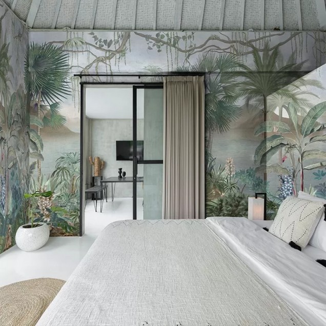 Tapet cu palmieri, design realist, cu nuanțe de verde și albastru, ideal pentru a crea o atmosferă tropicală în casa ta.