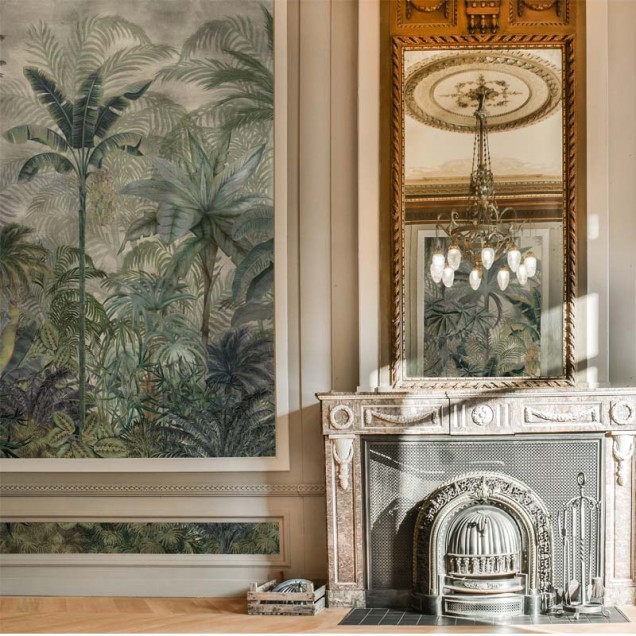 Tapet cu motiv tropical într-o baie elegantă