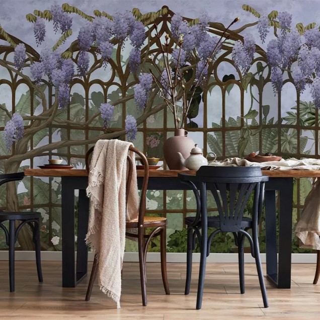 Tapet floral cu glicină și o structură metalică. Perfect pentru dormitor sau living.