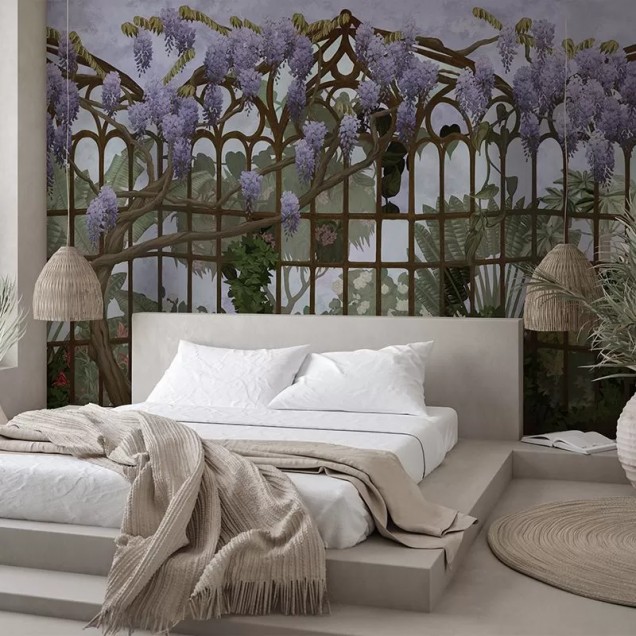 Tapet floral cu glicină și o structură metalică. Perfect pentru dormitor sau living.
