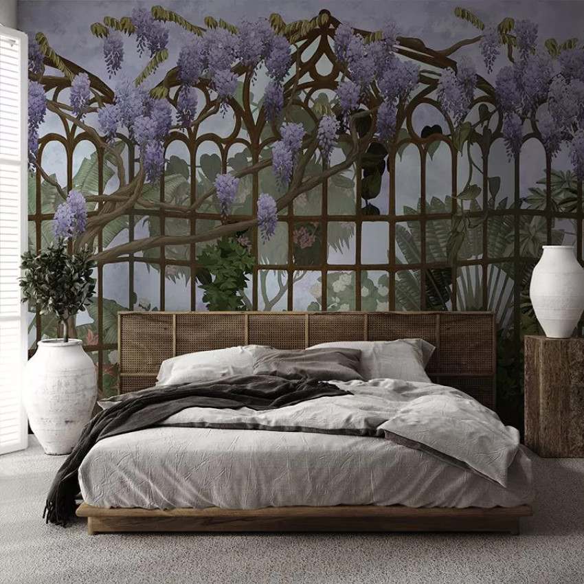 Tapet floral cu glicină și o structură metalică. Perfect pentru dormitor sau living.