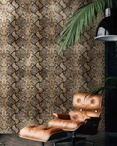 Tapet cu model de piele de șarpe, în nuanțe de bej și maro, pentru un living elegant.