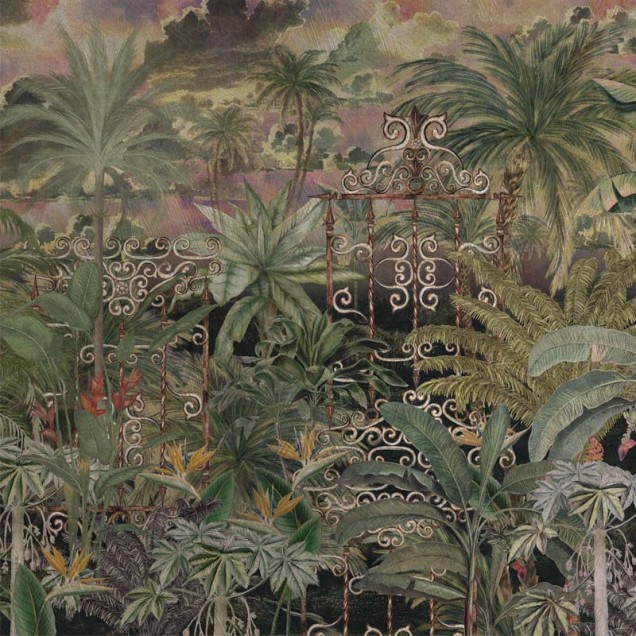 Tapet cu design tropical, Isla Noir, cu o poarta de fier veche inconjurata de palmieri si plante tropicale luxuriante.