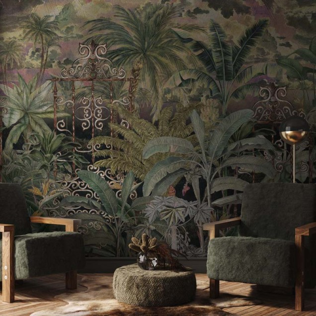 Tapet cu design tropical, Isla Noir, cu o poarta de fier veche inconjurata de palmieri si plante tropicale luxuriante.