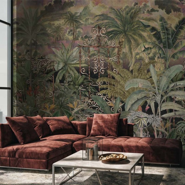 Tapet cu design tropical, Isla Noir, cu o poarta de fier veche inconjurata de palmieri si plante tropicale luxuriante.
