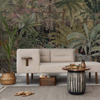Tapet cu design tropical, Isla Noir, cu o poarta de fier veche inconjurata de palmieri si plante tropicale luxuriante.