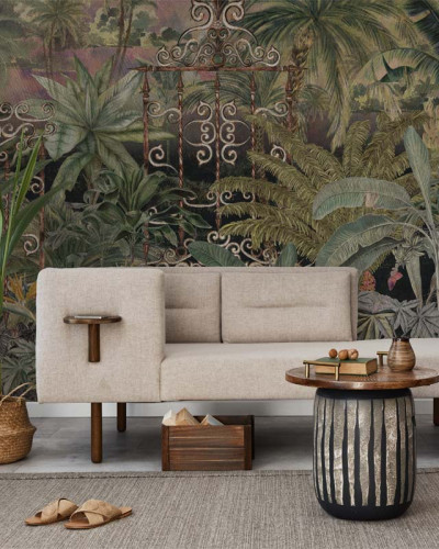 Tapet cu design tropical, Isla Noir, cu o poarta de fier veche inconjurata de palmieri si plante tropicale luxuriante.