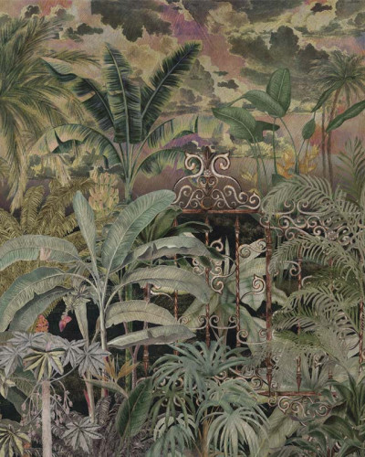 Tapet cu design tropical, Isla Noir, cu o poarta de fier veche inconjurata de palmieri si plante tropicale luxuriante.