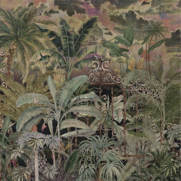 Tapet cu design tropical, Isla Noir, cu o poarta de fier veche inconjurata de palmieri si plante tropicale luxuriante.