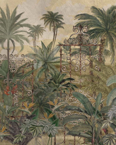 Tapet Isla Amber, cu design tropical luxuriant, palmieri impunători, frunze exotice și o poartă ornamentată.