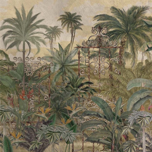 Tapet Isla Amber, cu design tropical luxuriant, palmieri impunători, frunze exotice și o poartă ornamentată.