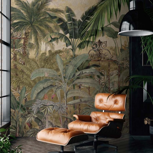 Tapet Isla Amber, cu design tropical luxuriant, palmieri impunători, frunze exotice și o poartă ornamentată.