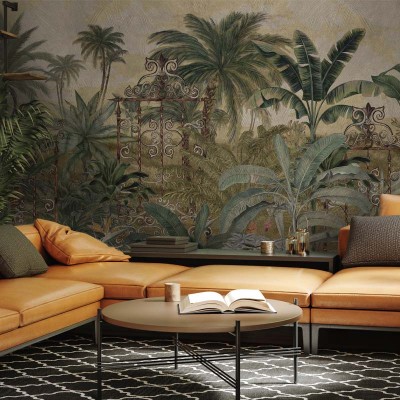 Tapet Isla Amber, cu design tropical luxuriant, palmieri impunători, frunze exotice și o poartă ornamentată.