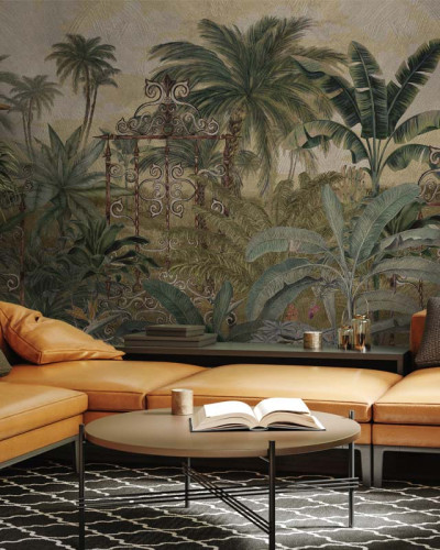 Tapet Isla Amber, cu design tropical luxuriant, palmieri impunători, frunze exotice și o poartă ornamentată.