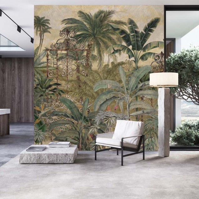 Tapet Isla Amber, cu design tropical luxuriant, palmieri impunători, frunze exotice și o poartă ornamentată.