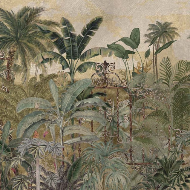 Tapet Isla Amber, cu design tropical luxuriant, palmieri impunători, frunze exotice și o poartă ornamentată.