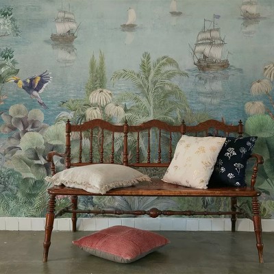 Paradise Shore cu design exotic, palmieri, apă și corăbii