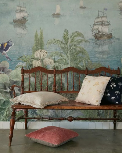 Paradise Shore cu design exotic, palmieri, apă și corăbii