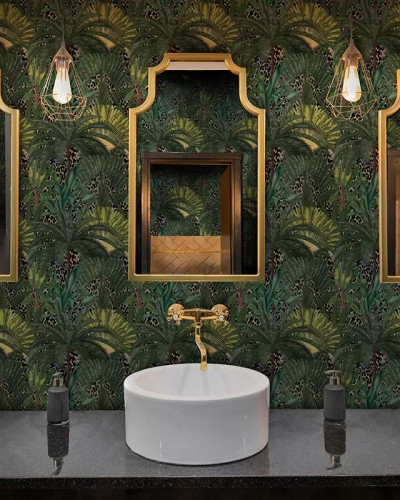 Wallpaper cu palmieri si imprimeuri leopard, perfect pentru a adauga un strop de jungla in casa ta.