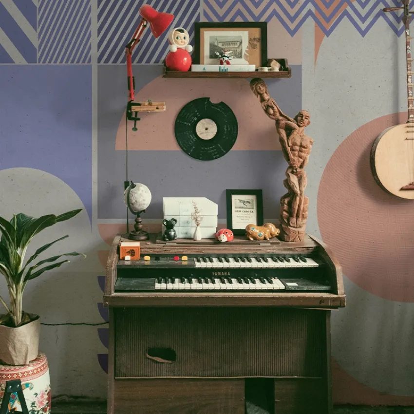 Tapet geometric minimalist cu forme simple în culori delicate de mov, roz și albastru.