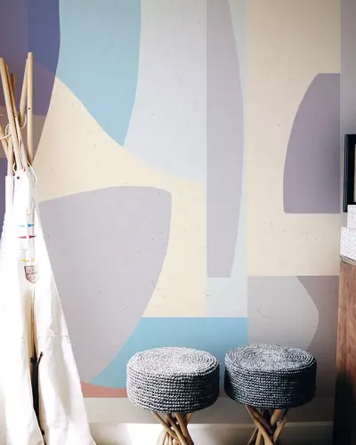 Tapet Le bonheur (lilas) cu design geometric în nuanțe pastelate de liliac, albastru, roz și crem