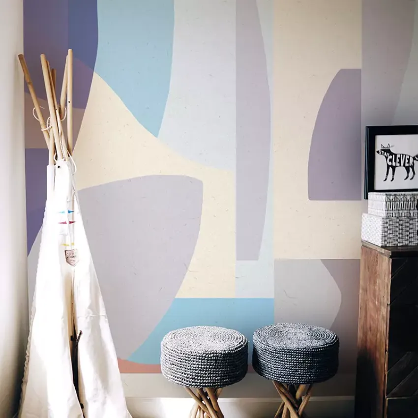 Tapet Le bonheur (lilas) cu design geometric în nuanțe pastelate de liliac, albastru, roz și crem