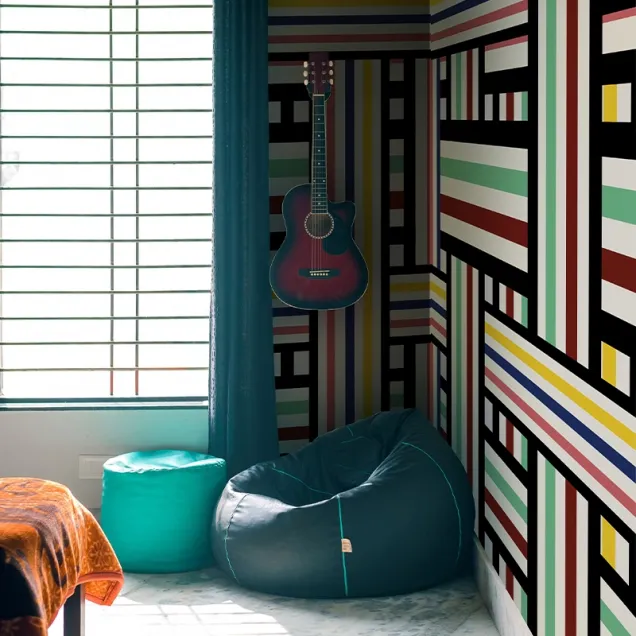 Tapet cu dungi colorate, design abstract geometric, modern si elegant.