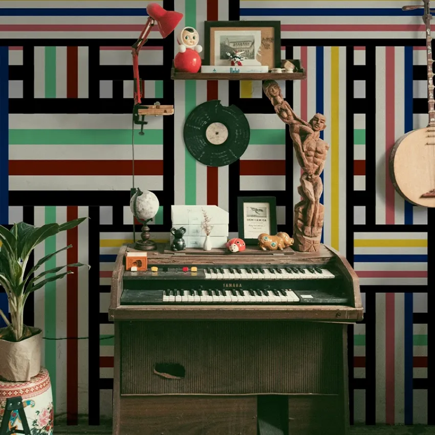 Tapet cu dungi colorate, design abstract geometric, modern si elegant.