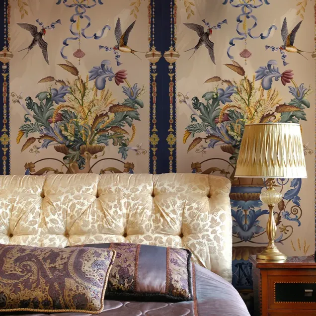 Wallpaper Golden Thread (Night) cu motive florale, păsări și detalii decorative.