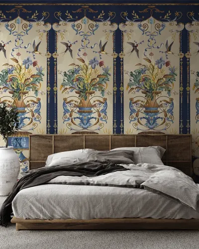 Wallpaper Golden Thread (Night) cu motive florale, păsări și detalii decorative.
