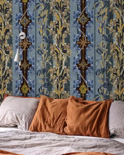 Tapet cu motive florale și ornamentale în culori pastelate și aurii